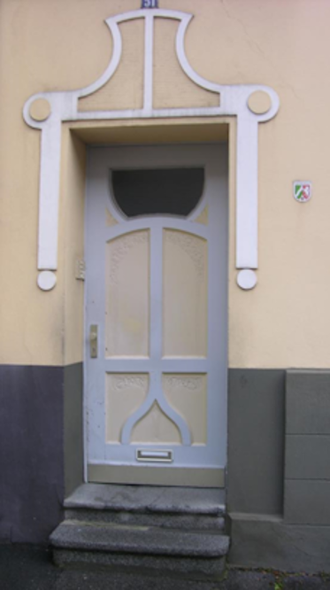 Beispiel einer Eingangstür in der Augustastraße.