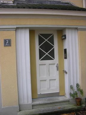 Blick auf eine individuelle Tür.